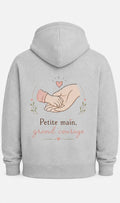 Petite main, grand courage.